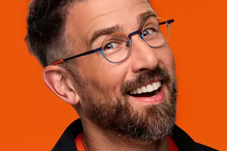 Vrouw met kleurrijke bril